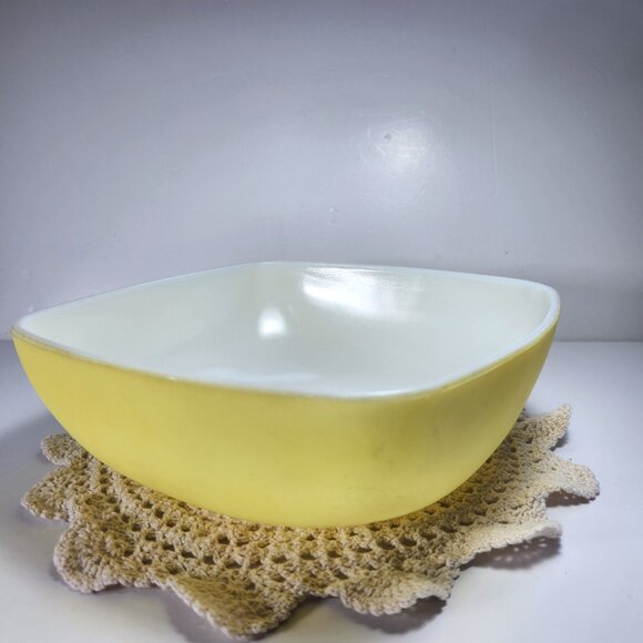 Pyrex Hostess Square Bowl Yellow Serving Dish Ovenware 2 1/2 Quart Vintage - Picture 4 of 11